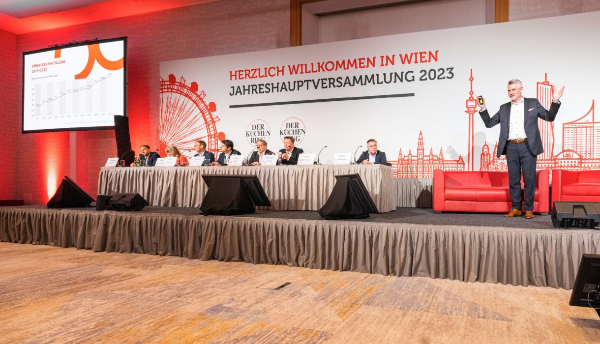 Der Küchenring Blog Foto JHV Veranstaltung Slide 15 Podium Präsentation Jahreshaubtversammlung
