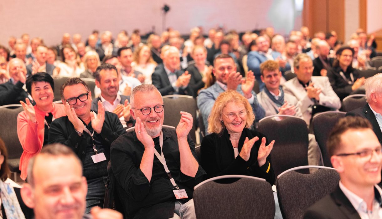 Der Küchenring Blog Foto JHV Veranstaltung Slide 16 Menschen applaudieren