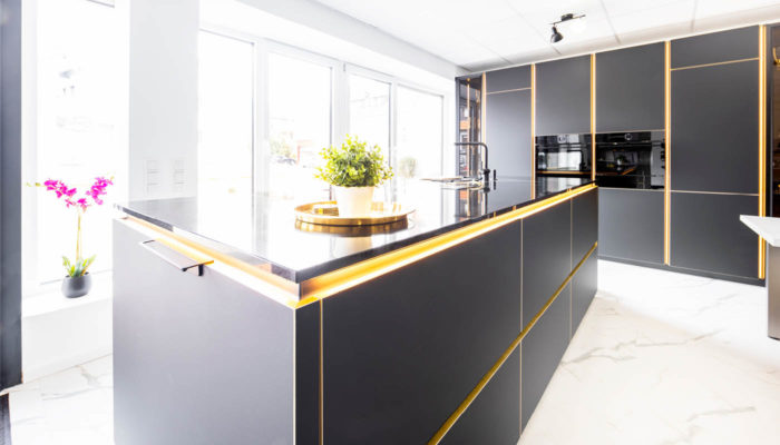 Der Küchenring Blog Foto Gesellschafer REMS Küchen Küche matt schwarz mit gold Akzenten