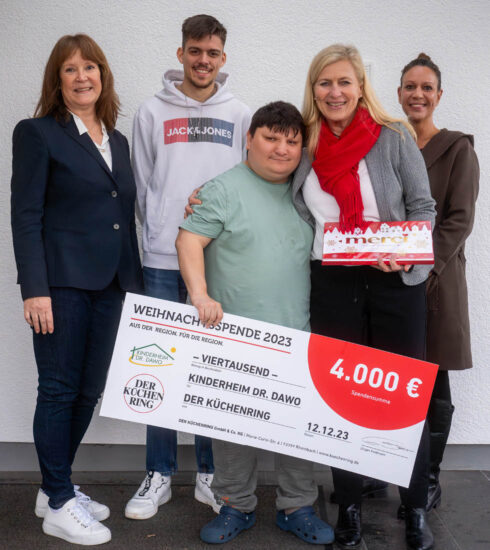 Bild von fünf Personen bei der Spendenübergabe
