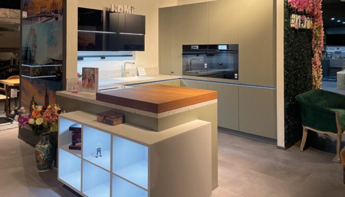 Ausstellungsfoto einer mintfarbenen Küche in U-Form von Keskiin Design & Living, Gesellschafter bei Der Küchenring