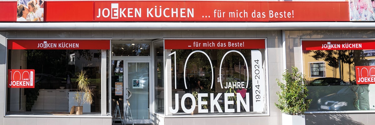 Außenfassade Joeken Küchen mut Werbung zum Thema 100 Jahre Familienunternehmen