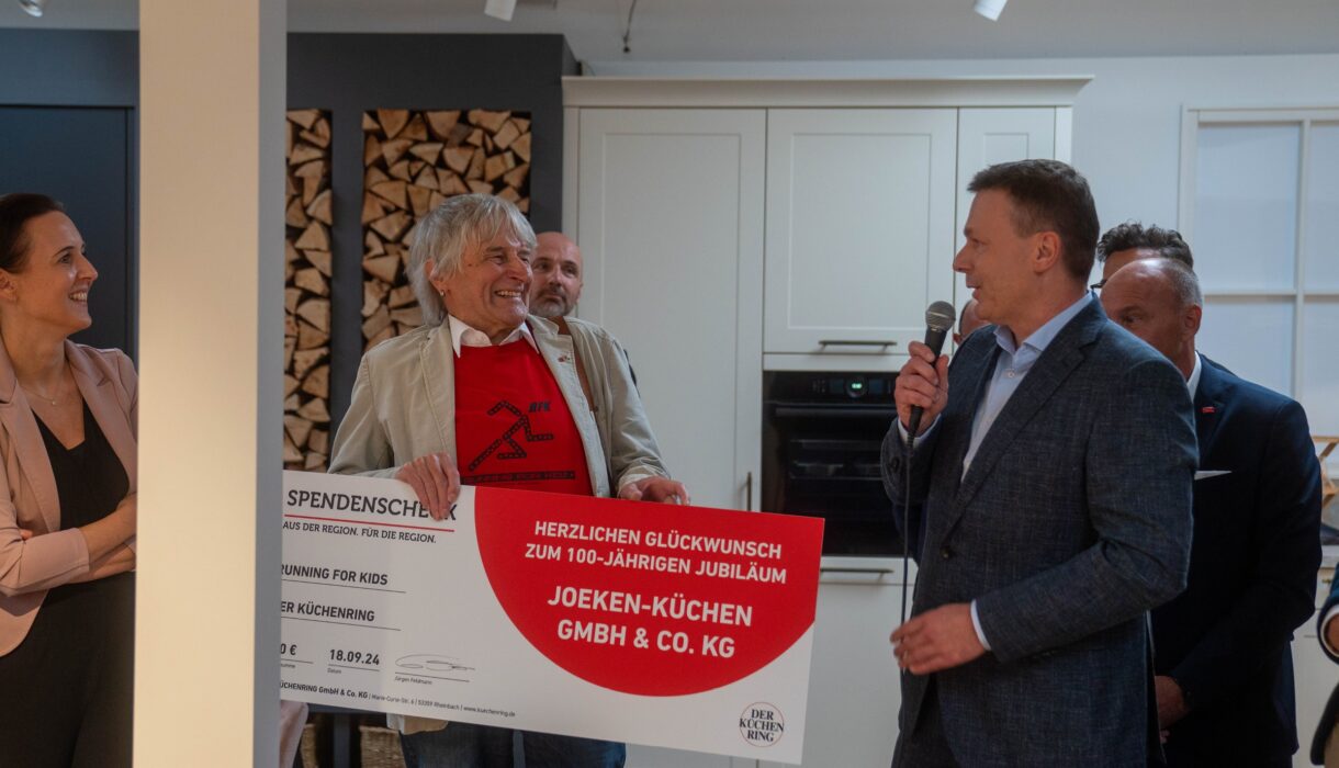 Der Küchenring beschenkte die 100-jährigen mit einem Gutschein für eine Spendenaktion.