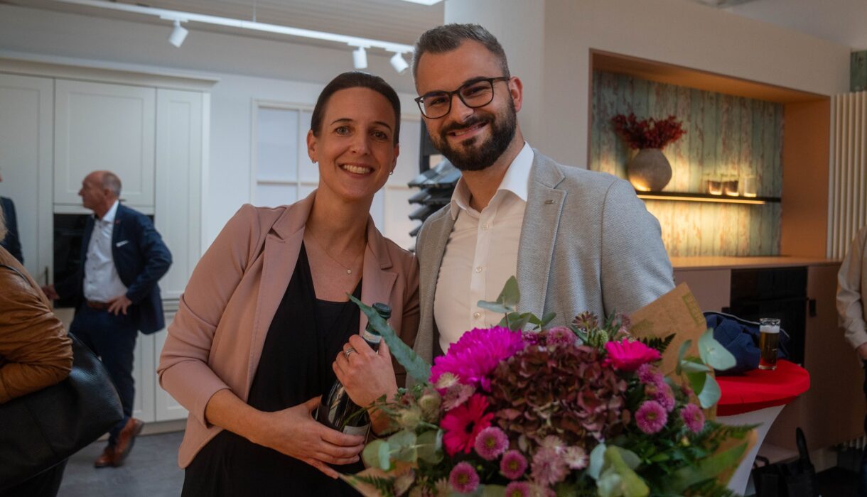 Die Geschäftsführung von Joeken Küchen miüt einem Blumenstrauß