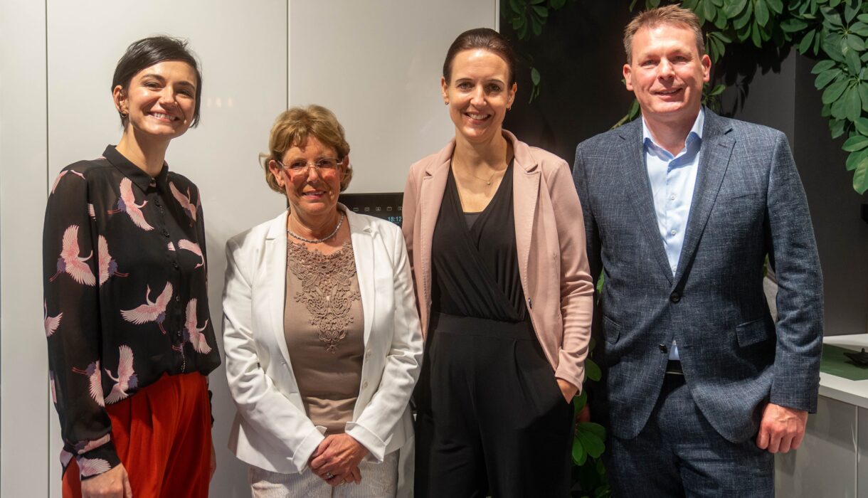 Annika Zaklika und Markus Wendel gratulieren Sandra Hinzen und Mutter zu 100 Jahre Familienunternehmen