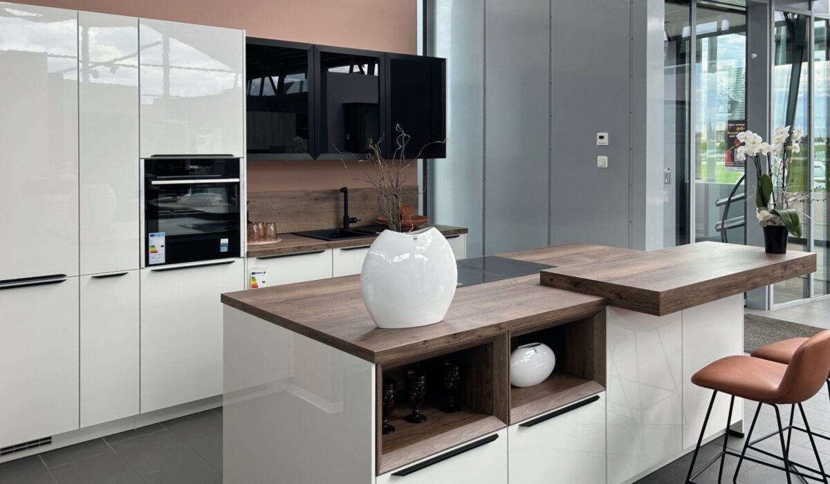 Moderne Küche mit Hochglanzfronten, Küchenplanung von Küchenatelier Glauchau in ihrer eigenen Austellung.