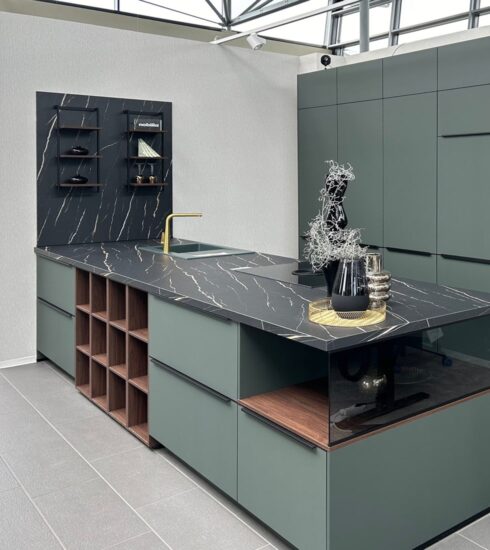 Moderne dunkelgrüne Küche, Küchenplanung von Küchenatelier Glauchau in ihrer eigenen Ausstellung