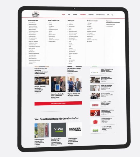 Zu sehen ist ein iPad, auf dem die Startseite von mein.kuechenring.com mit nützlichem Drop-Down-Menü offen ist.