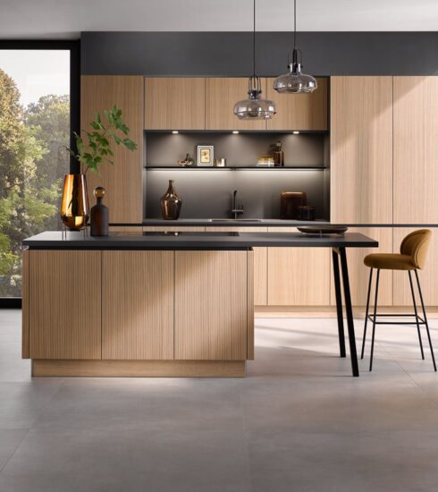 Moderne Küche mit gerillten Holzfronten und Kücheninsel mit Sitzgelegenheit.