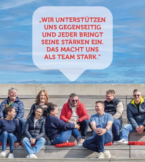 Bild zeigt das JHV Team von 2024 mit dem Zitat von Sabine Hofmann "„Wir ­unterstützen uns gegenseitig und jeder bringt seine Stärken ein. Das macht uns als Team stark.“".