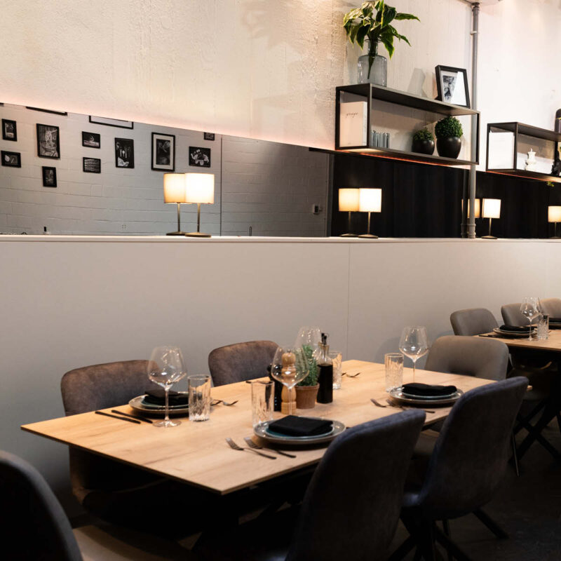 Esstisch bei KitchenConcept Erlebnis-Kochschule in Bonn.