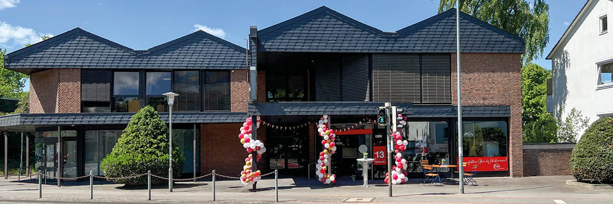 Das Bild zeigt die Neueröffnung des Küchenstudios "Küchen-Design Krüger" von außen | Küchenstudio in Misburg