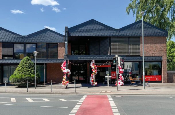 Das Bild zeigt die Neueröffnung des Küchenstudios "Küchen-Design Krüger" von außen | Küchenstudio in Misburg