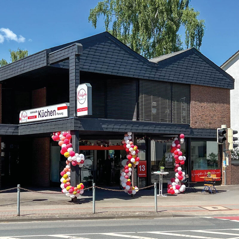 Das Bild zeigt die Neueröffnung des Küchenstudios "Küchen-Design Krüger" von außen | Küchenstudio in Misburg