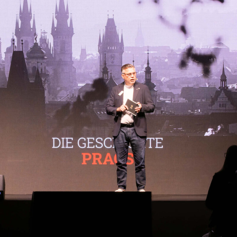 Jürgen Feldmann erzählt etwas zur Geschichte von Prag auf der Jahreshauptversammlung 2025.