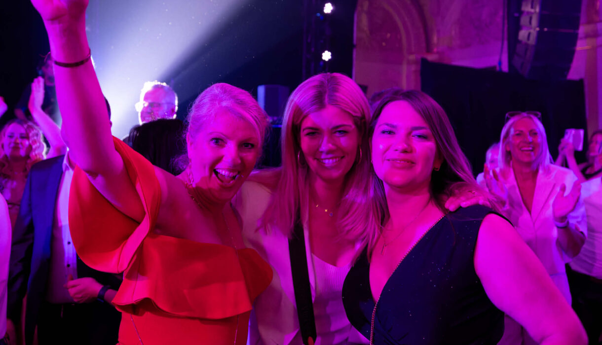 Drei Frauen in Partystimmung auf der Abendveranstaltung der Jahreshauptversammlung 2025