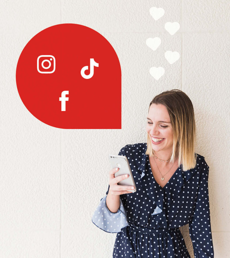 Junge Frau schaut lächelnd auf Ihr Smartphone, daneben Abbildung Logos Social-Media-Kanäle – im Blogthema Azubi-Marketing.