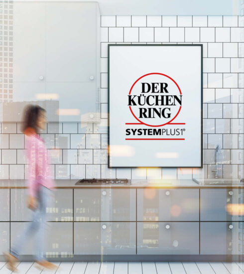 Küchenausstellung mit Plakat an der Wand auf dem das Küchenring System Plus1 Logo zu sehen ist – im Blog Existenzgründung