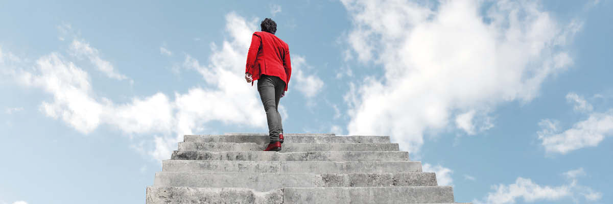 Mann geht eine graue Treppe in den Himmel hoch – im Blog Existenzgründung.