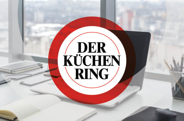 Bild von einem Laptop der auf einem Arbeitstisch steht mit dem Der Küchenring Logo