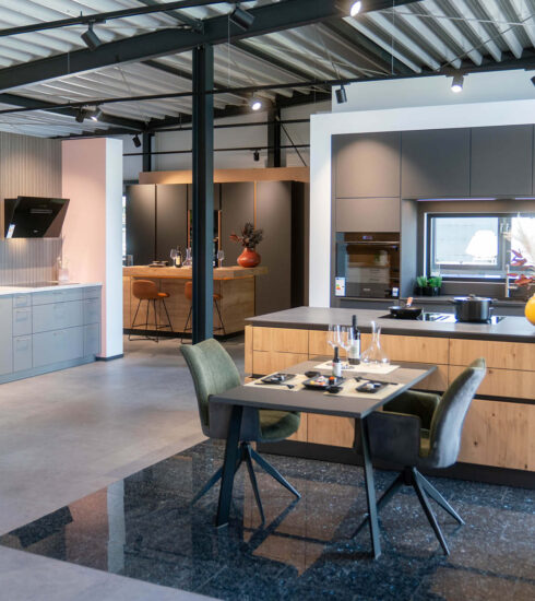 Innenansicht von Küchenstudio schuler: Moderne Küchen mit Kochinsel oder einfache Küchenzeilen.