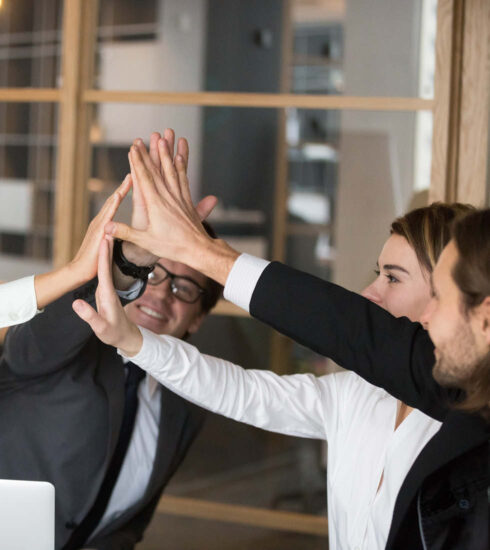 Employer Branding im Küchenhandel: Ein Team schlägt glücklich ein.