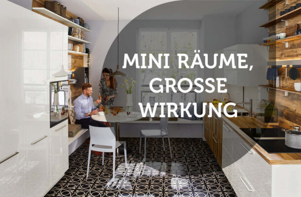 Helle, weiße Küche mit Holzakzenten und dunklem Musterboden. Ein Paar sitzt an einem kleinen Esstisch. Text-Overlay: "MINI RÄUME, GROSSE WIRKUNG".