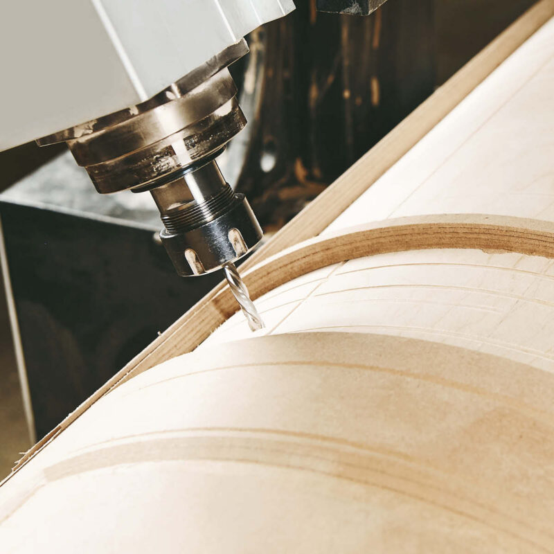 Detailaufnahme einer CNC-Holzfräse bei der Küchenproduktion – Symbol für Präzision und Qualität „Made in Germany“.