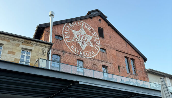 Gebäude mit Logo der Brauerei Gebr. Maisel in Bayreuth