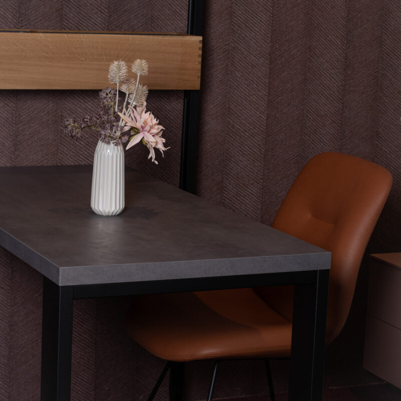Sitzplatz im Küchenbereich mit einer Blumenvase auf dem Tisch