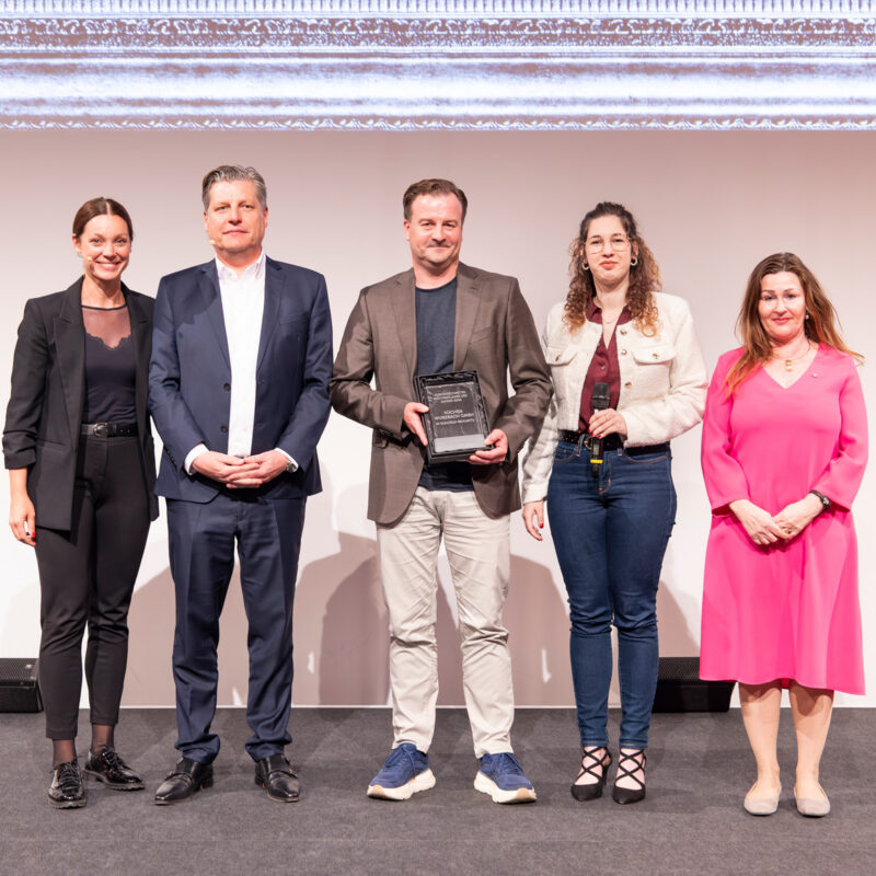 Gewinner und Beteiligte des Wettbewerbs ‚Küchenplaner des Jahres 2026‘ bei der Preisverleihung auf der Bühne mit Auszeichnung.