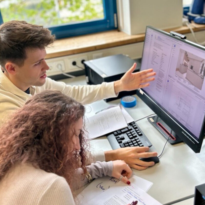 MöFa-Studierende bewerten am Computer Entwürfe und 3D-Visualisierungen im Rahmen des Wettbewerbs ‚Küchenplaner des Jahres 2026‘.