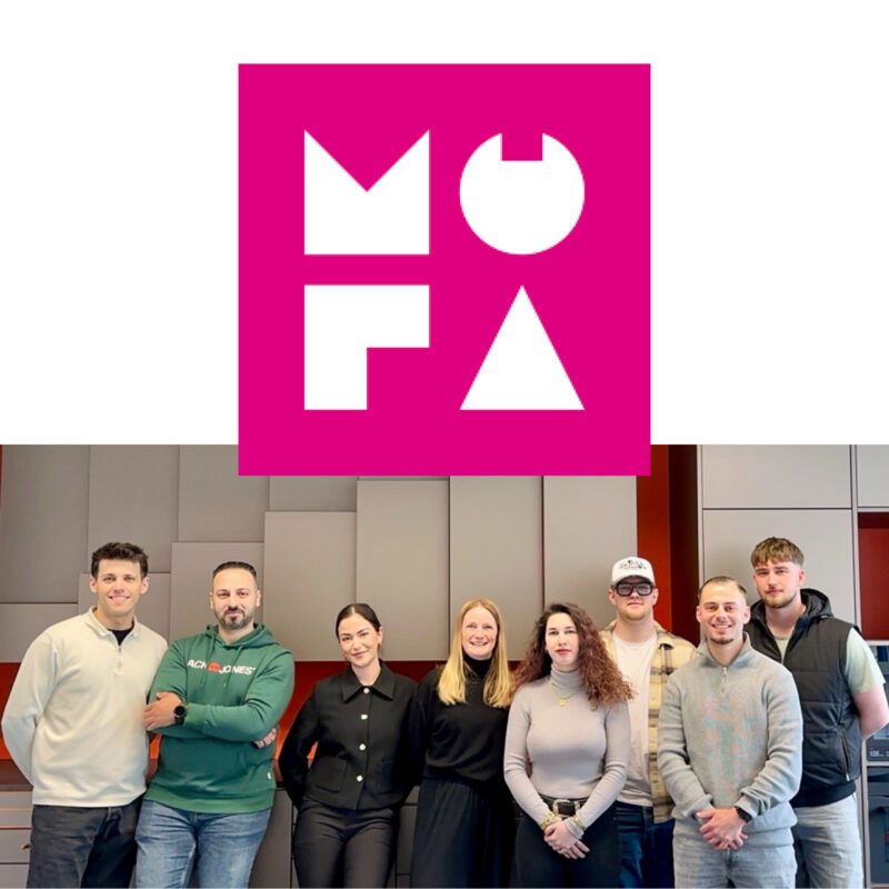 MöFa-Studierende und Beteiligte des Wettbewerbs ‚Küchenplaner des Jahres 2026‘ bei einem gemeinsamen Gruppenfoto vor dem MOFA-Logo.