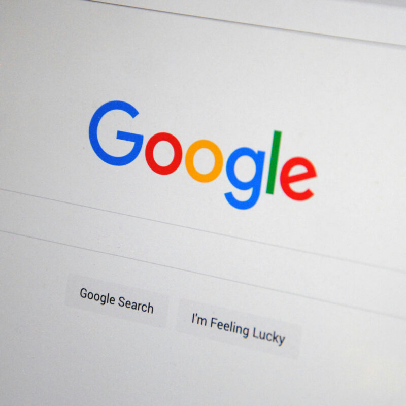 Nahaufnahme der Google-Startseite auf einem Bildschirm mit sichtbarem Google-Logo und Suchleiste.