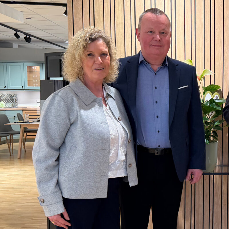 **Alternativtext:** Jörg und Manuela Schläger stehen in den Ausstellungsräumen von Berger Das Küchenhaus in Duisburg. Das Unternehmerpaar übernimmt im Rahmen der Unternehmensnachfolge die Leitung des Küchenstudios.