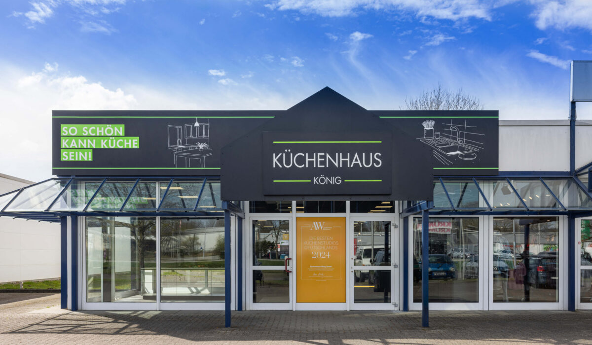 Außenansicht des Küchenhaus König mit moderner Fassade und großzügiger Küchenausstellung. Das Küchenstudio bietet individuelle Küchenplanung, Beratung und hochwertige Einbauküchen.