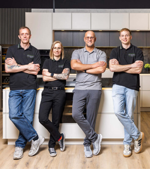 Das Team von Küchenhaus König präsentiert sich in einem modernen Küchenstudio vor einer hochwertigen Ausstellungsküche. Die Mitarbeiter stehen für professionelle Küchenberatung, Planung und Kundenservice.