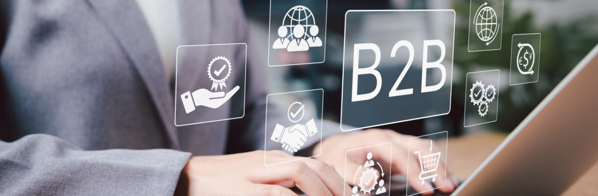 Person am Laptop mit eingeblendeten Symbolen für B2B-Vernetzung, Kommunikation und Zusammenarbeit.