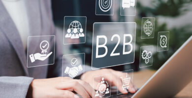 Person am Laptop mit eingeblendeten Symbolen für B2B-Vernetzung, Kommunikation und Zusammenarbeit.