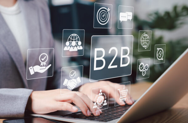 Person am Laptop mit eingeblendeten Symbolen für B2B-Vernetzung, Kommunikation und Zusammenarbeit.