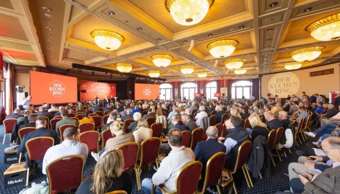 Volles Haus in Warnemünde. Der Ballsaal bot genug Platz für die angereisten Gesellschafter auf der JHV 2024