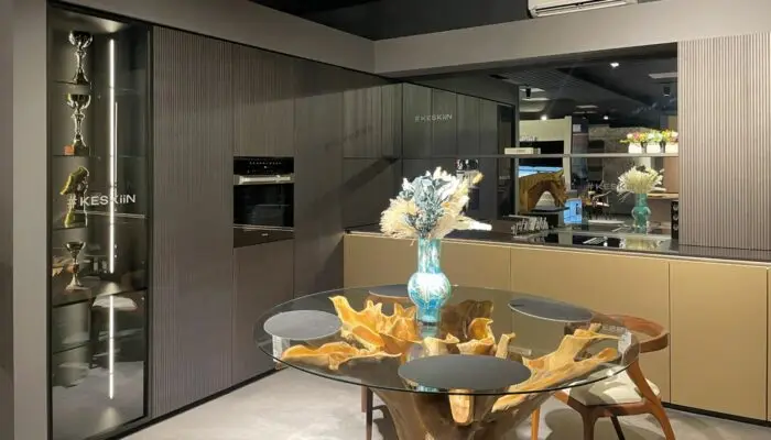 Ausstellungsfoto einer modernen schwarzen Küche von Keskiin Design & Living, Gesellschafter bei Der Küchenring