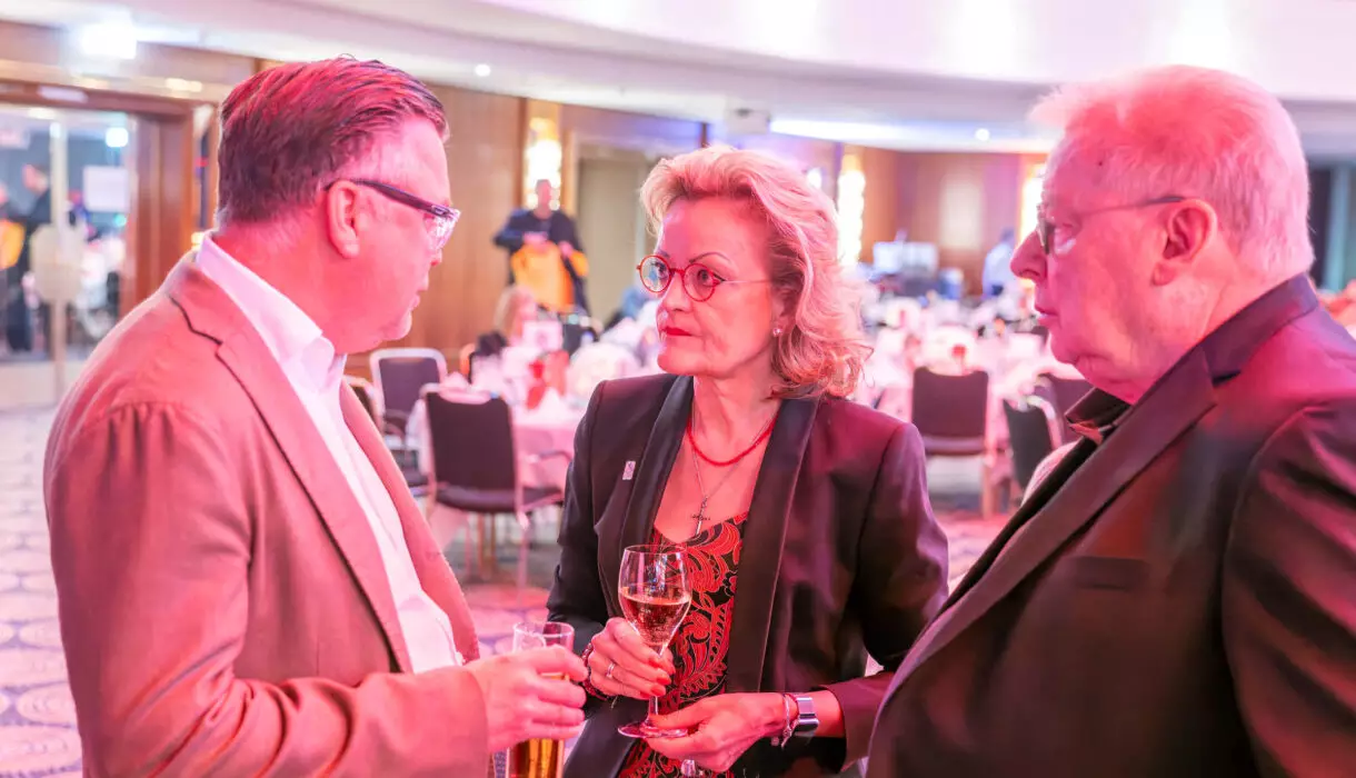 Jürgen Feldmann unterhält sich auf der Abendveranstaltung der KKT 2025