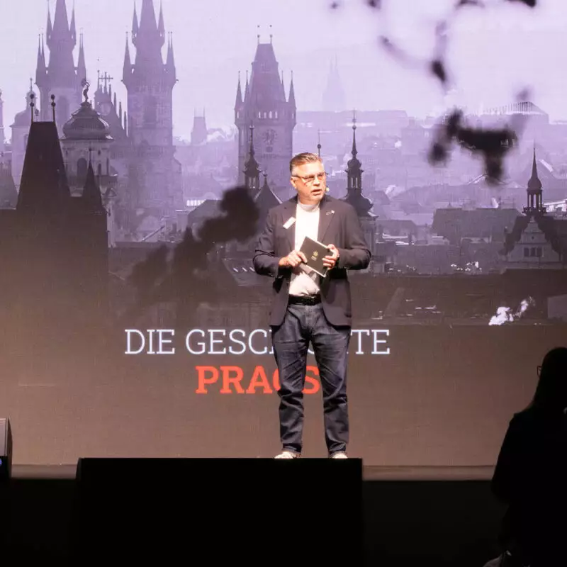 Jürgen Feldmann erzählt etwas zur Geschichte von Prag auf der Jahreshauptversammlung 2025.