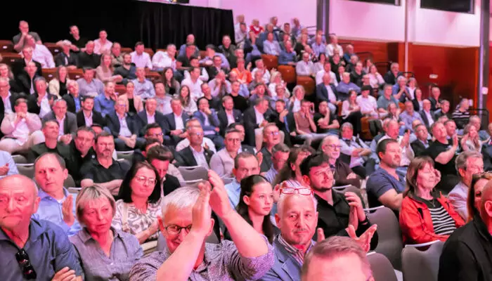 Ein voller Saal mit vielen Menschen.