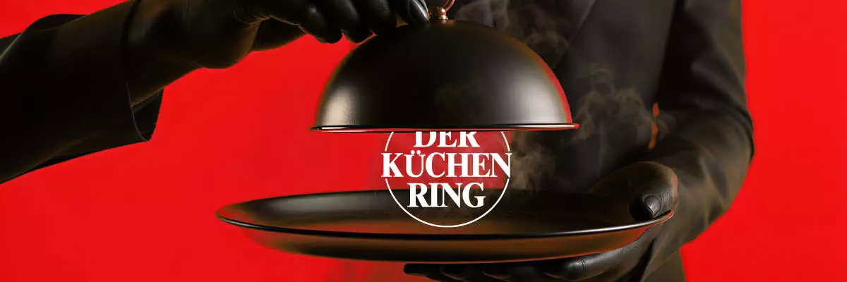 Eine Servierglocke hebt sicht und darunter wird das Logo von Der Küchenring sichtbar.