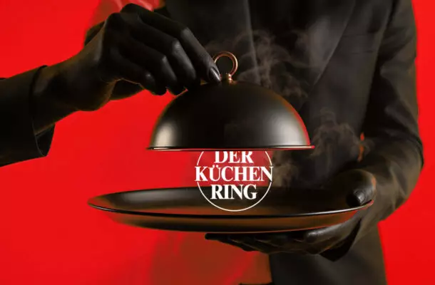 Eine Servierglocke hebt sicht und darunter wird das Logo von Der Küchenring sichtbar.