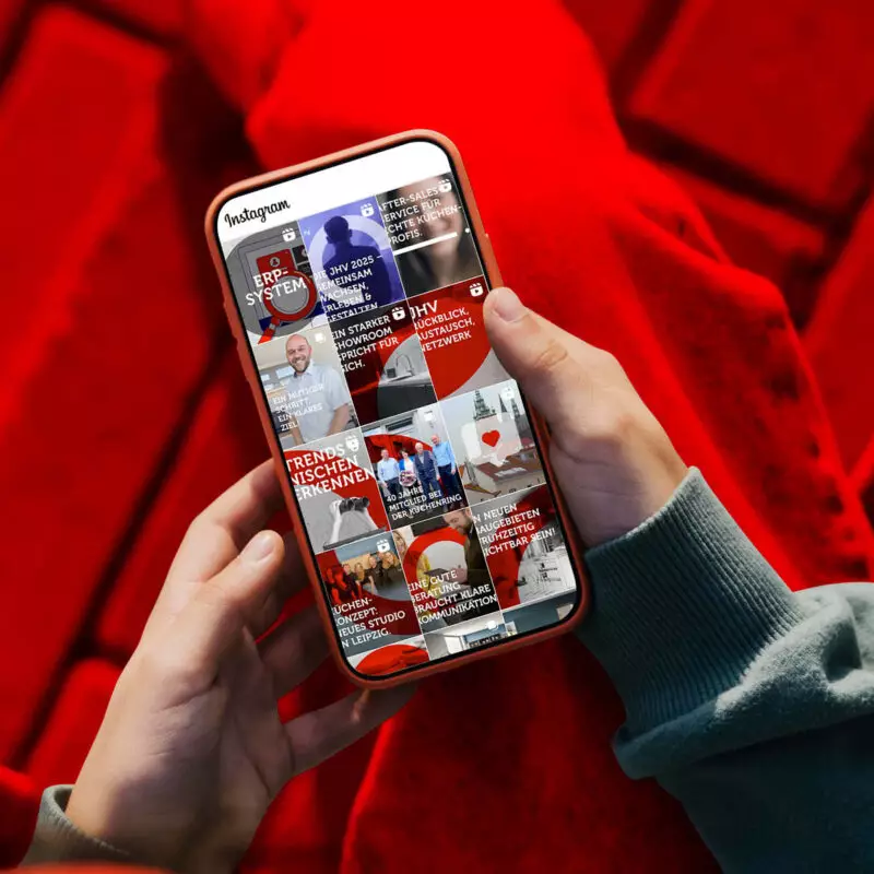 Nahaufnahme eines iPhones auf dem der Instagram-Kanal von Der Küchenring zu sehen ist.