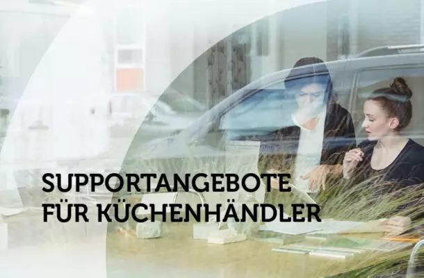 Geschäftsmann telefoniert im Büro – persönliche Beratung und Support im Küchenhandel durch Der Küchenring. Text auf dem Bild sagt 'Supportangebote für Küchenhändler'