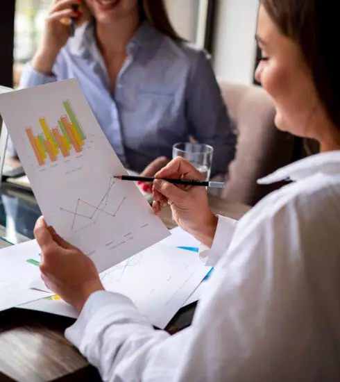 Team im Geschäftsmeeting – strategische Planung und Austausch im Küchenhandel mit Der Küchenring.